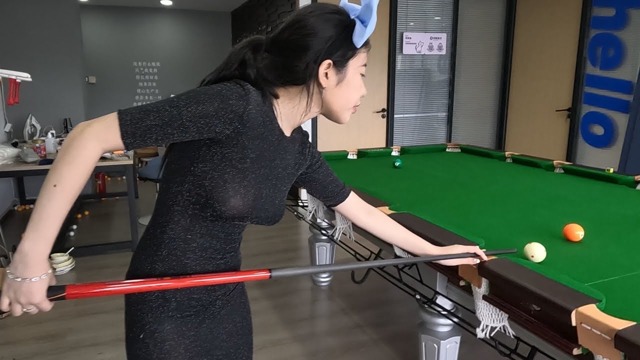 贝贝穿黑色礼服来打台球啦，技术还是可以的吧