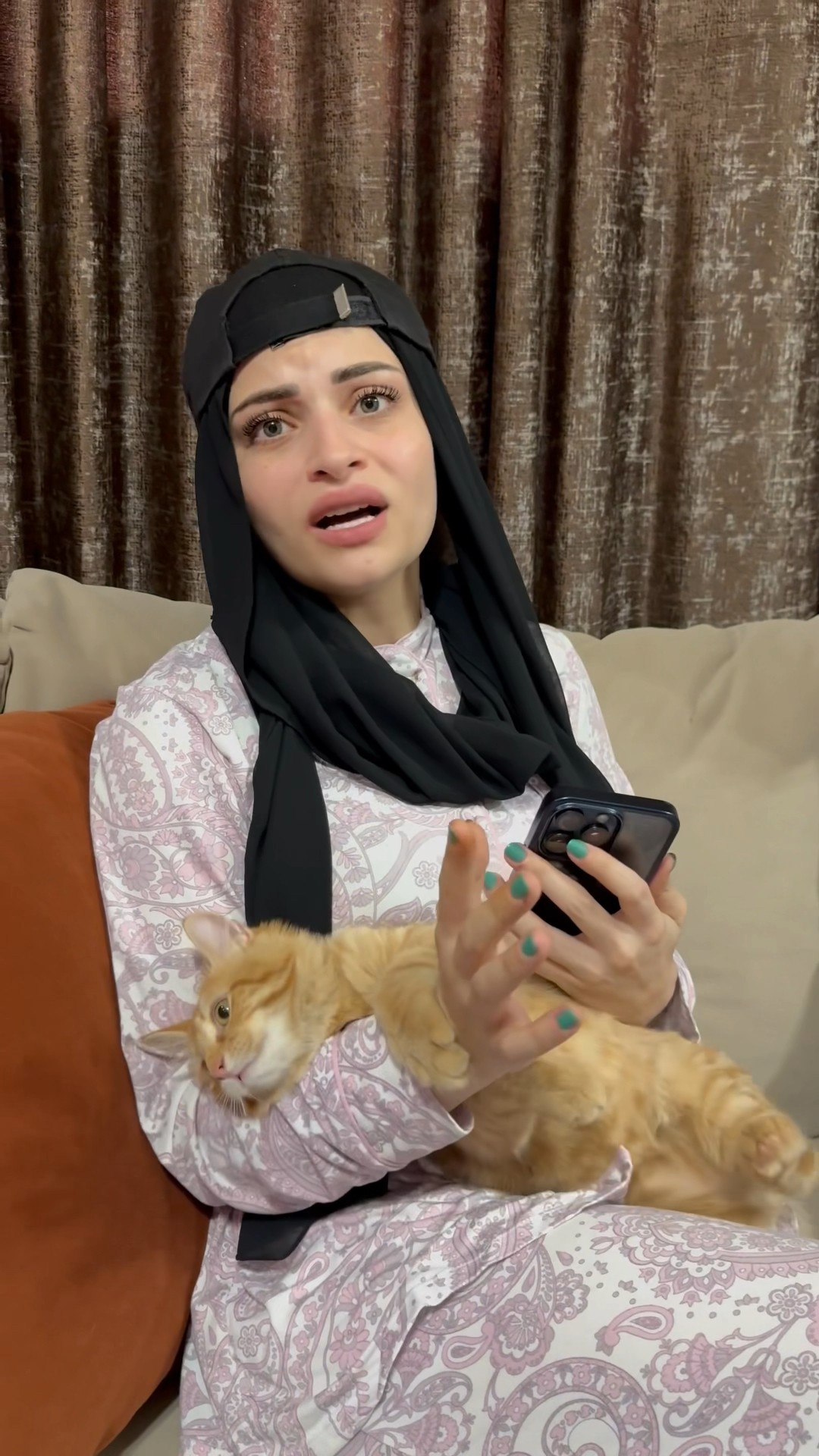 القطة والبنت الهندية ?? ام سيف ونانو