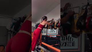 Skye Nicolson cumple la tradición de su gimnasio 🥊✨ y suma sus guantes mundialistas a la historia