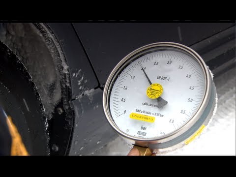 Video: Čo to znamená, keď je tlak v pneumatikách nízky?