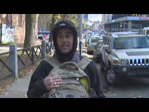 Бездомный парень находит на улице чек, который меняет его жизнь
