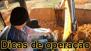 Retroescavadeira Trabalhando e Operador Dando Dicas de Como Fazer Acabamento Em 