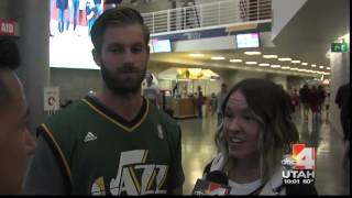 Utah Jazz honor legendary broadcaster "Hot Rod" Hundley