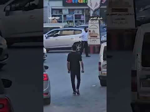 شب ان فلسطينيون يحرقون سيارة مستوطن إسرائيلي اقتحم بها بلدة أبو ديس شرقي القدس