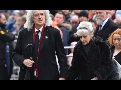 Queen Guitarist Brian May Arrives At Stephen Hawking S Funeral Youtube