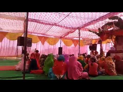 Bhandemau me ho rahi bhagwat Katha me aanand lete huye sabhi bhakt gad