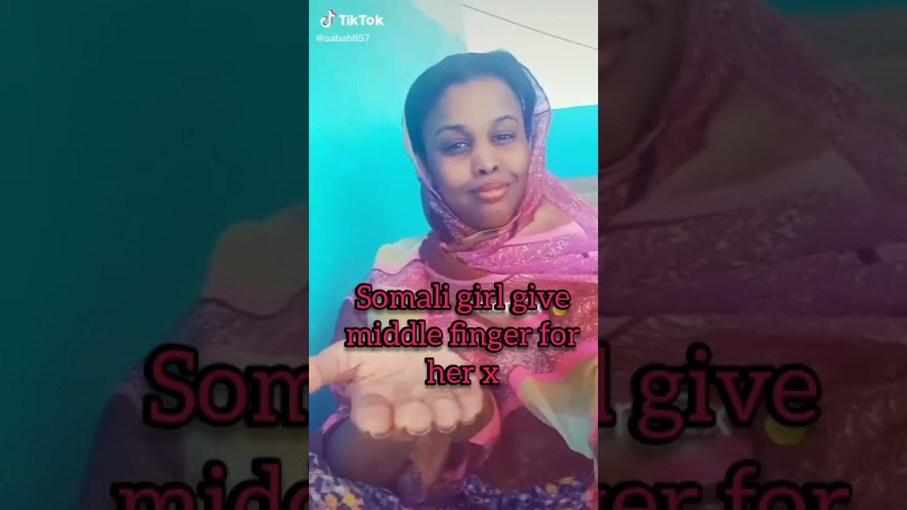WoW Somali Girl Give Middle Finger To Her X 
