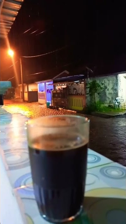 #shorts Segelas kopi hitam saat hujan #kopi #kopihitam #hujan