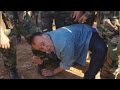 ممثل موالي يمرغ وجهه على الأرض ببوط عسكري - هنا سوريا