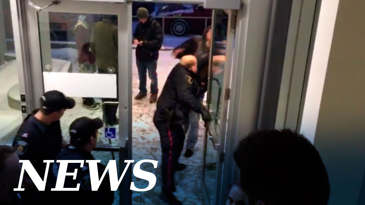 НЕОБРАБОТАННЫЕ ВИДЕО: Столкновения протестующих с полицией Садбери на заседании школьного совета