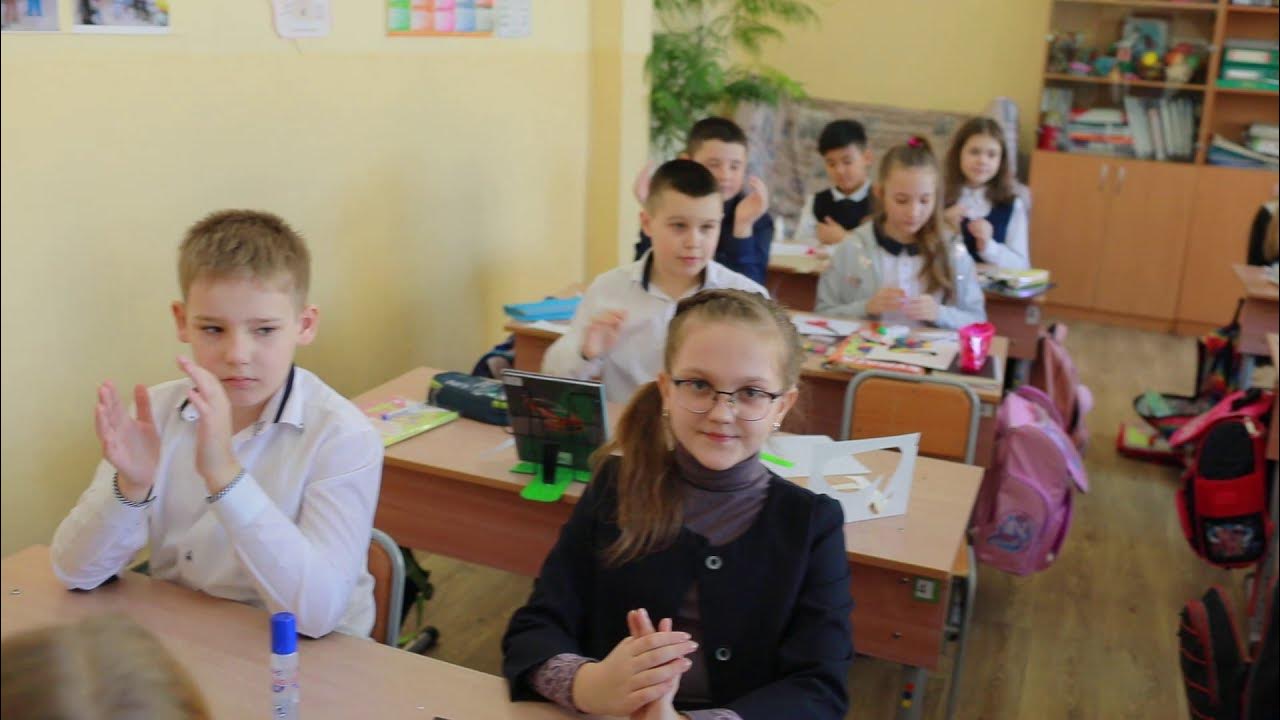 8 марта праздник все поздравляют мам песня