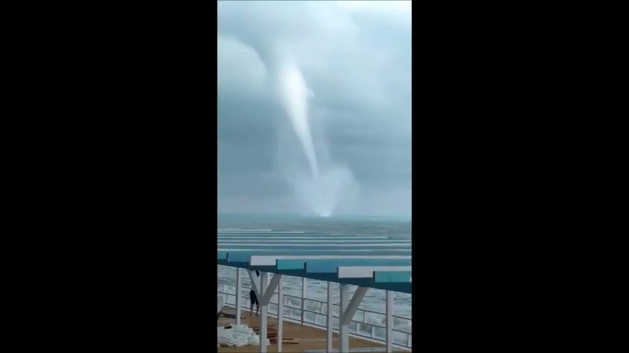 смерч в лазаревском 2022. смерч 2022. 2022. 06. торнадо 2022.