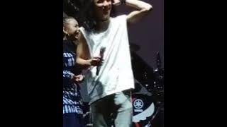 Ray Dikerjain Teh Rossa suruh nyanyi di Pensi.