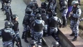 Полицейские избивают задержанного на акции 