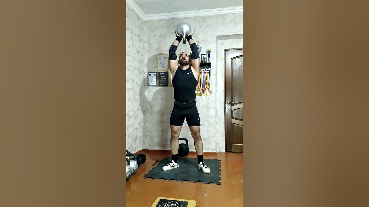 Девушка с гирей 32 кг
