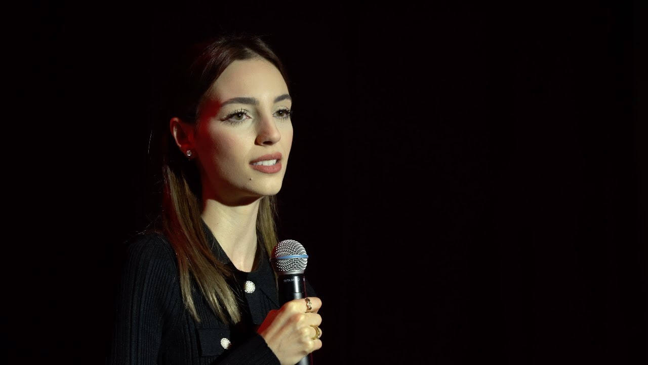 Ξαναβρίσκω τη φωνή μου: η ανάκαμψη απ' την νευρική ανορεξία | Manuella Emmanoulopoulou | TEDxDUTH