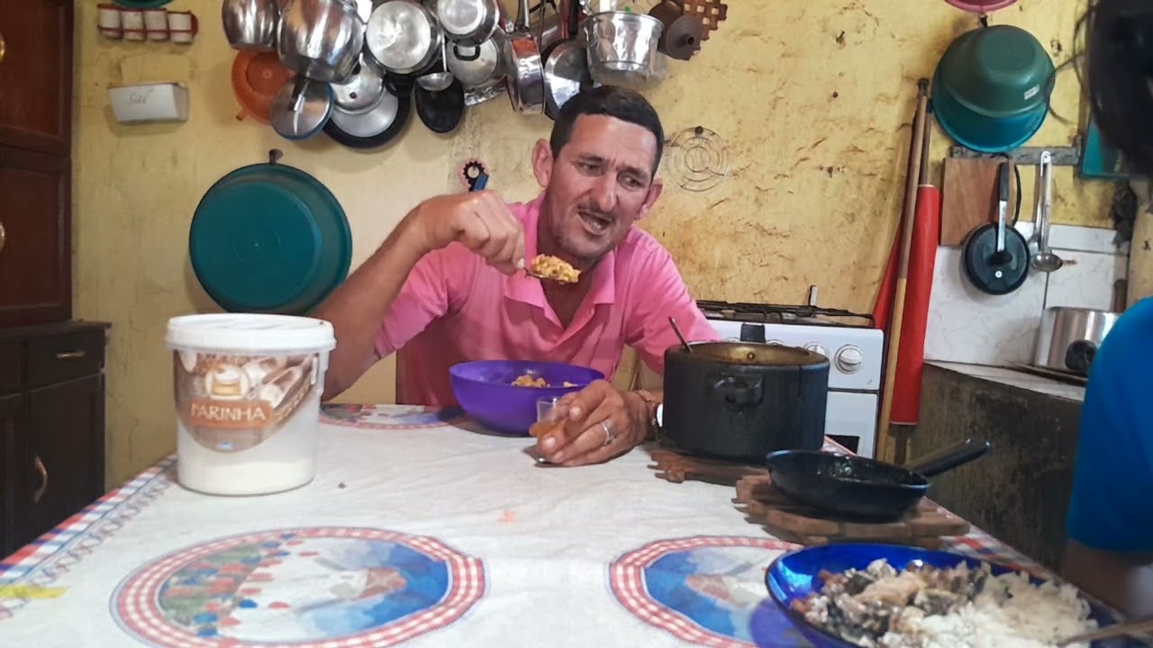 Benedito almoçando e conversando com seus seguidores 