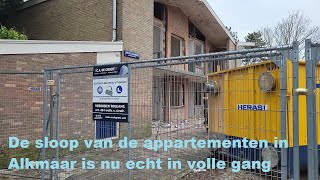 De sloop van de appartementen in Alkmaar is nu echt in volle gang