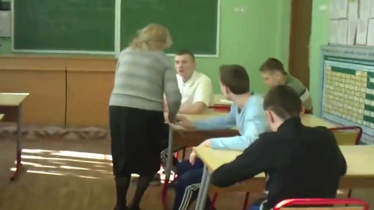 Школьники лапают учительницу. Лапают в школе. Ученики лапают учительницу. Лапаем учительницу. Обнаглевший школьник издевательство над учителем.