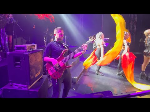 Hande Yener  - Aşkın Ateşi ( Kuruçeşme Arena 2022 ) Bas Gitar Kamera Çekim . 4K Canlı Konser