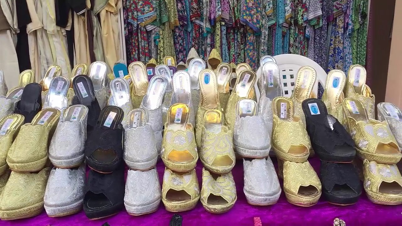 Что можно привезти из дубая. Сувениры из Эмиратов. Арабские эмираты сувениры. Сувениры из Дубая. Обувь из арабских Эмиратов.