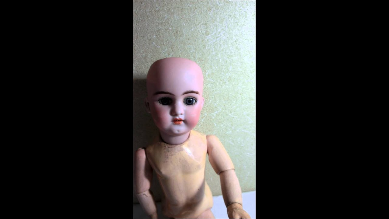 Jolie poupée allemande, tête en biscuit, moule 117, bouche fermée et yeux bleus dorme
