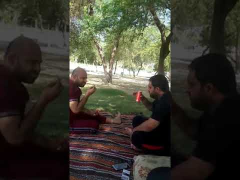 ابوالعز الحيدري مع الرفاق حمدان العقبي وأنيس بن غالب حديقة الحنينيه مملكة البحرين