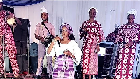 MOMENT ABEBI CHANTER AT FINAL BURIAL OF LATE MRS. ADEBUKUNOLA ABIKE ADEYEMI-APENA