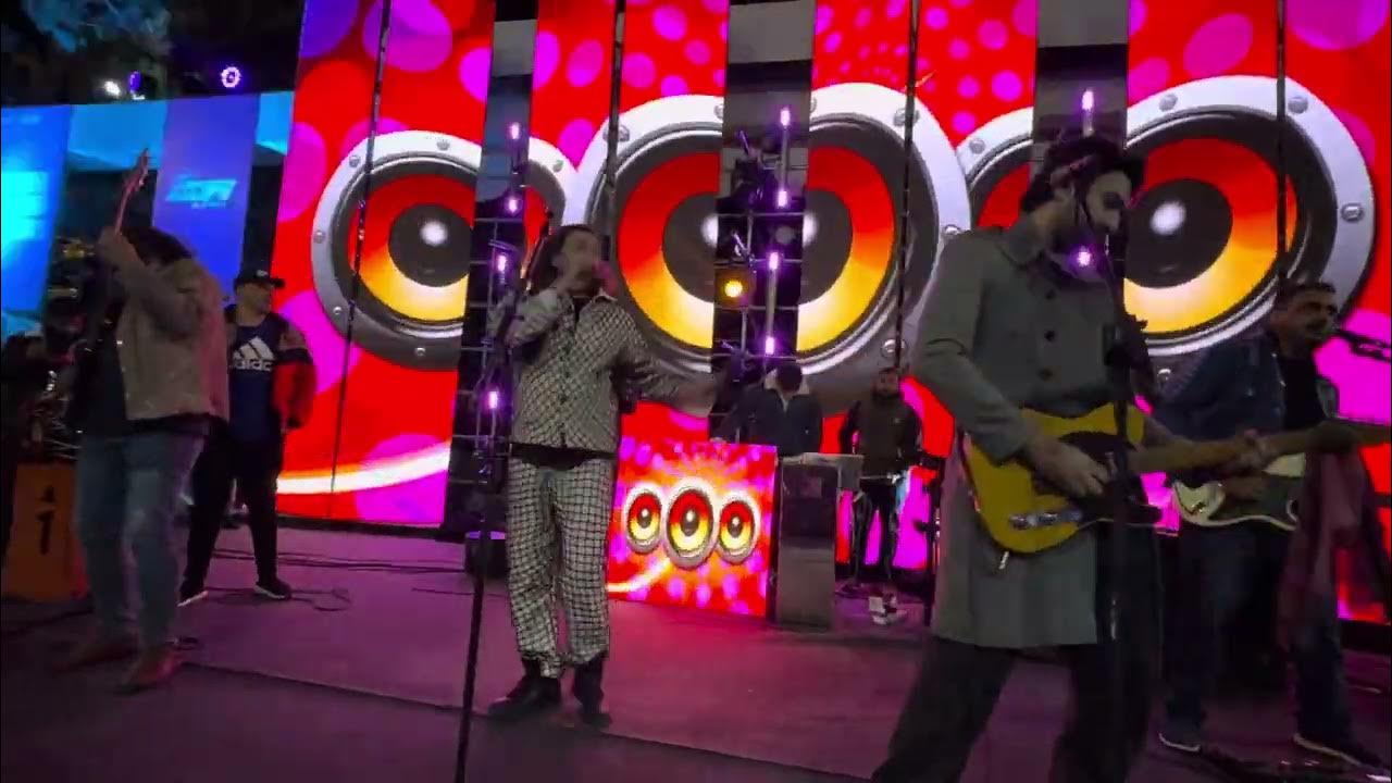 Привлечение аудитории. Игра на сцене. Человек двигает стену. U2 show 1998. Experience shows.