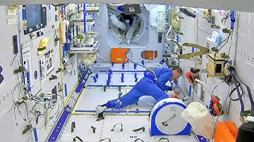 How do Chinese astronauts tidy up space station?