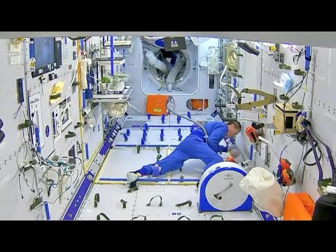 How do chinese astronauts tidy up space station?