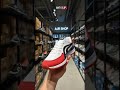 Sepatu lari ringan dan berventilasi dengan sol lembut