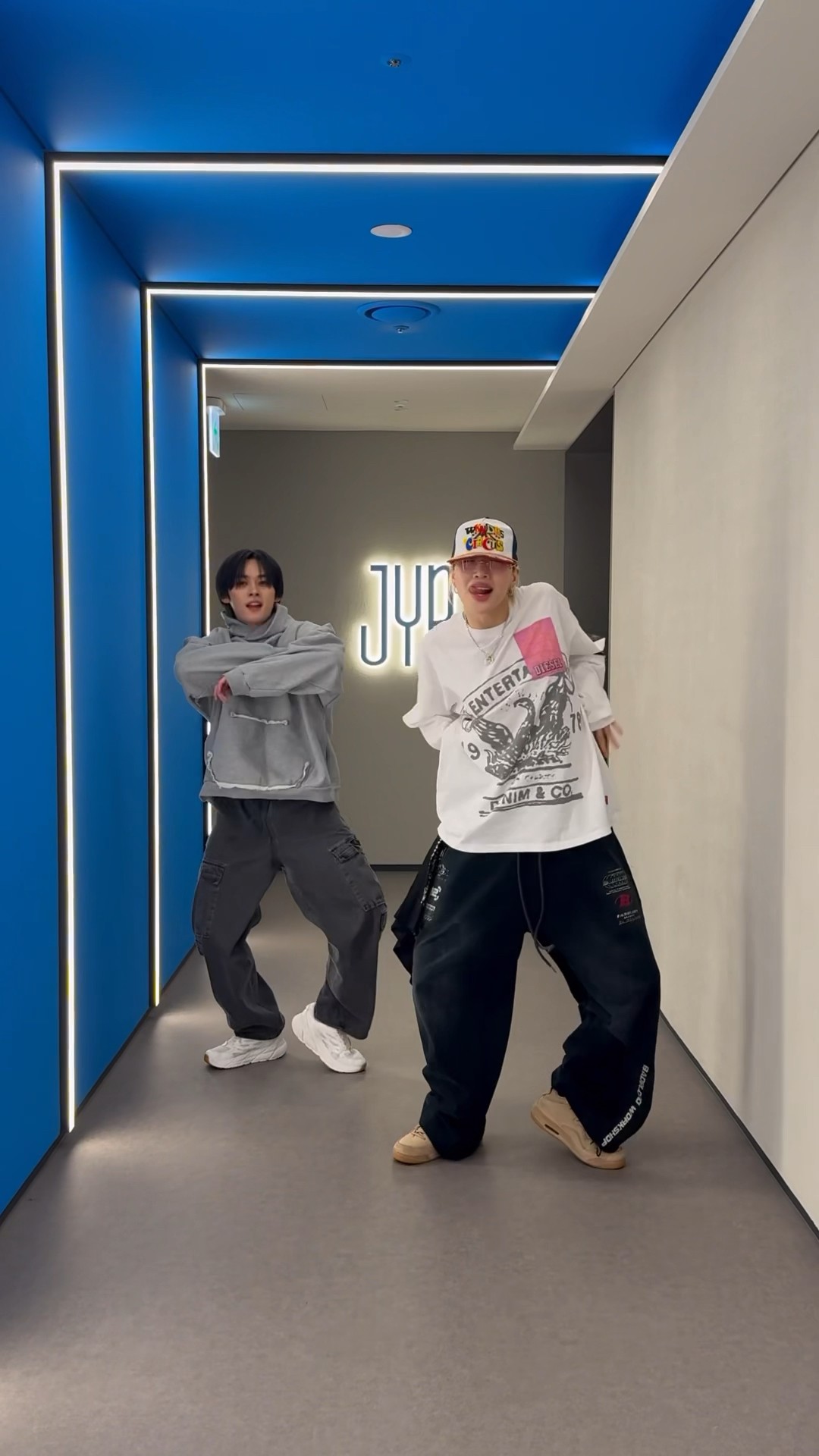 리노의 #WalkinOnWater Challenge ? w/ #BEBE #베베 #BADALEE #바다리 님!? #StrayKids #스트레이키즈 #리노 #LeeKnow #合