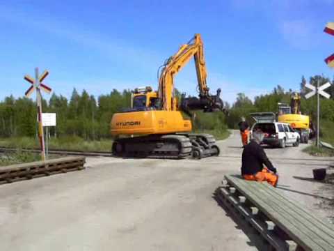 hyundai-130-lc-3-excavator-on-railroad