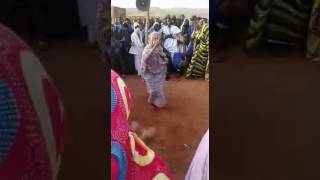 شاب من موريتاني الأصيل يرقص مع امه بشكل جميل