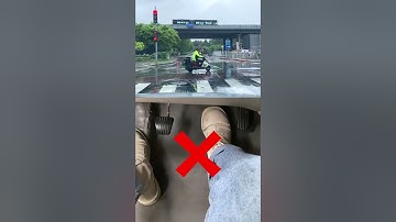 How do you stop quickly while driving a manual car? #car #carsoft #driving #tips #manual #cardrive