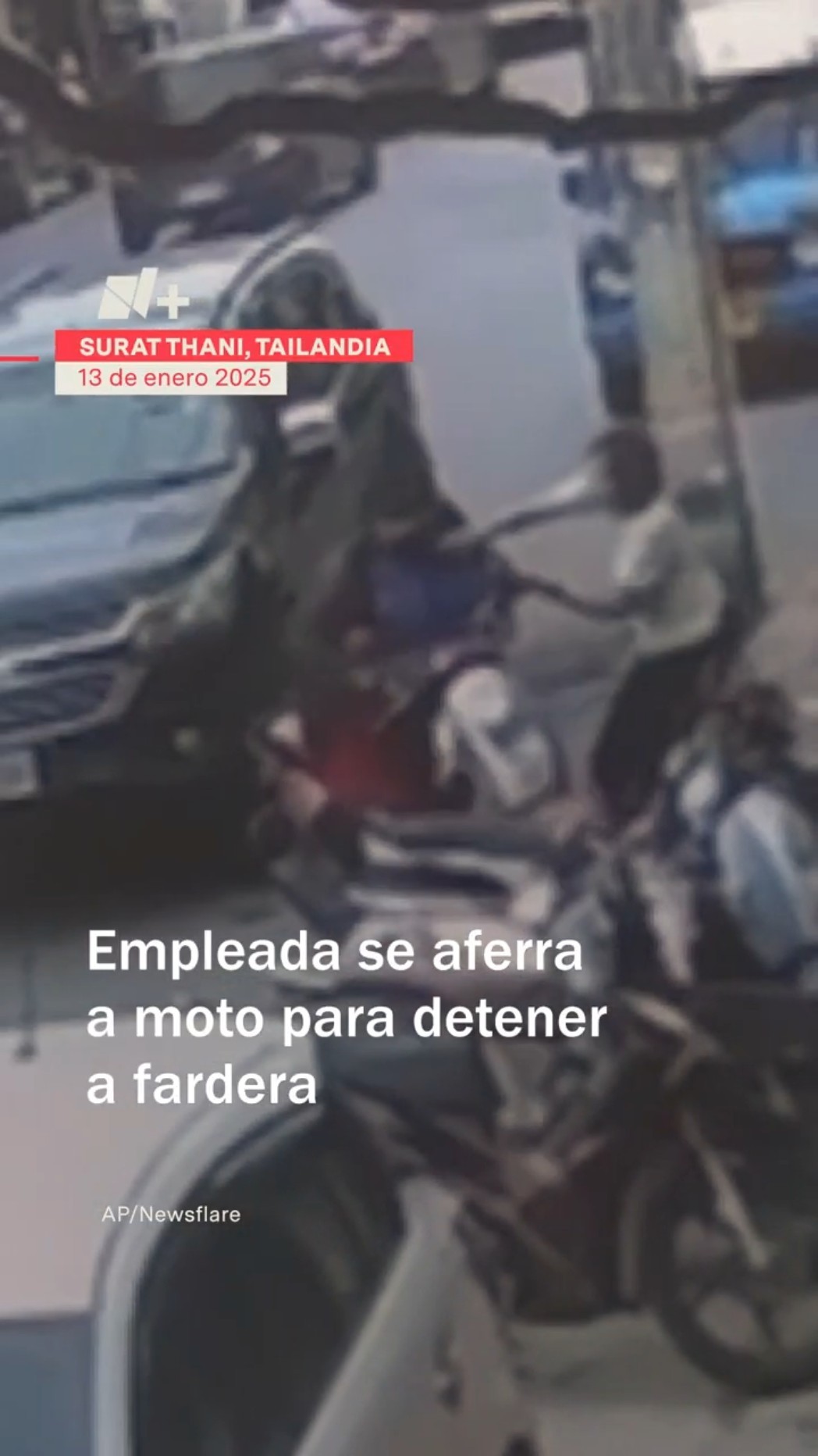 Empleada se aferra a moto para detener a fardera - N+ #Shorts