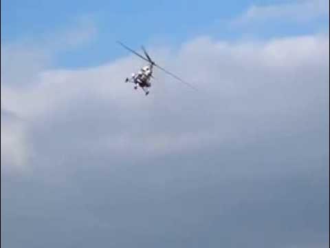 Лопасти вертолета. Ми 24 аллигатор. Вертолет низко летит. Летающие вертолетики. Съемка с вертолета.