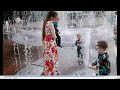 Children bathe in the fountain Дети купаются в фонтане