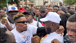 BLÓODY 🤪SHATTA WALE FANS DESTROY AKABENEZER CLEAN UP AND WALK 😳😳