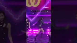 when tzuyu almost fall onstage #kpop #tzuyu #signal #twice Resimi