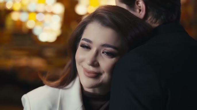 Plyajdagi yalangoch qizlarning fotosuratlari