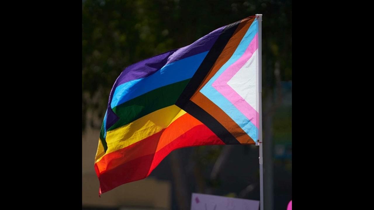 The flag is on display перевод