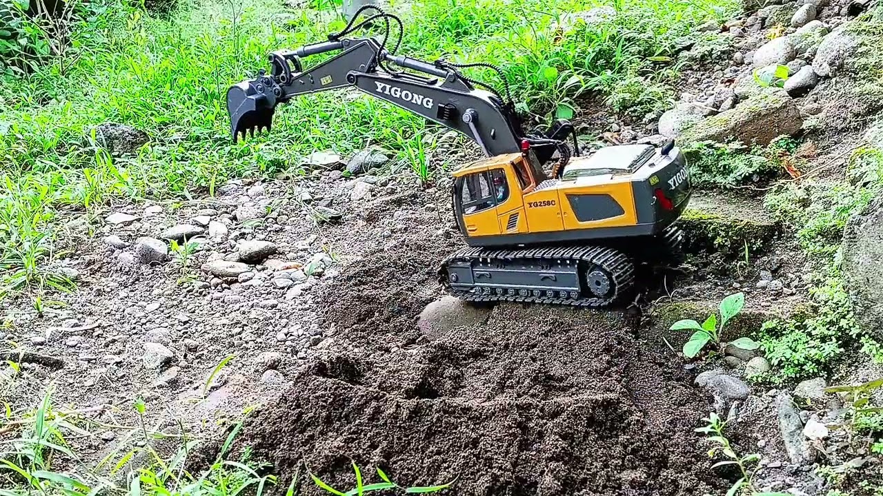 RC Excavator Mengerjakan Proyek Jalan