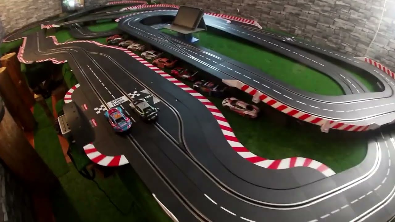 07 - Komplet postavená upgradovaná - rozšířená autodráha Carrera Digital 132/124