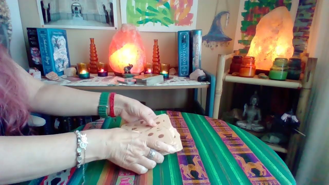 ESCORPIO!! 🔮 Alguien quiere un compromiso, llegarán a un punto medio!! Es una conexión FUERTE!!