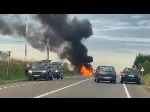 Mașina in flăcări la marginea drumului european-  la Stroesti!