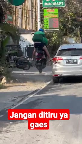 naik motor tidak sabar dan arogan begini ending nya#prank#short#video#hiburan