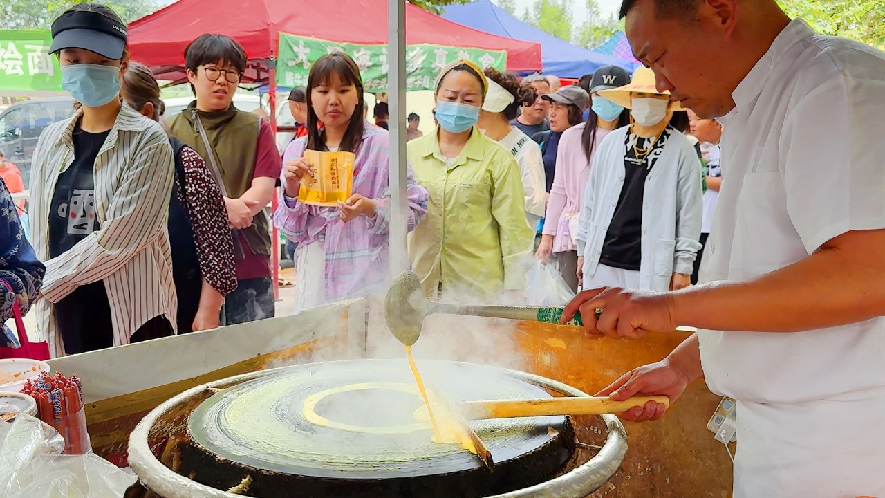 What Locals Eat for Breakfast in Beijing: Beef Pastry, Millet Crunch & Morning Market Food