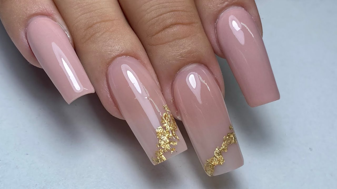 Uñas acrílicas esculturales en tonos NEUTRALES con hoja de oro ✨ - thptnganamst.edu.vn